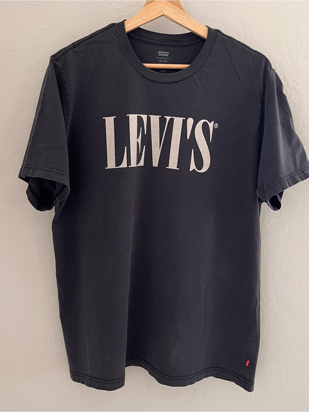 Levi's Relaxed Dark Grey Short Sleeve Crewneck Tee with Bold White Serif Logo L